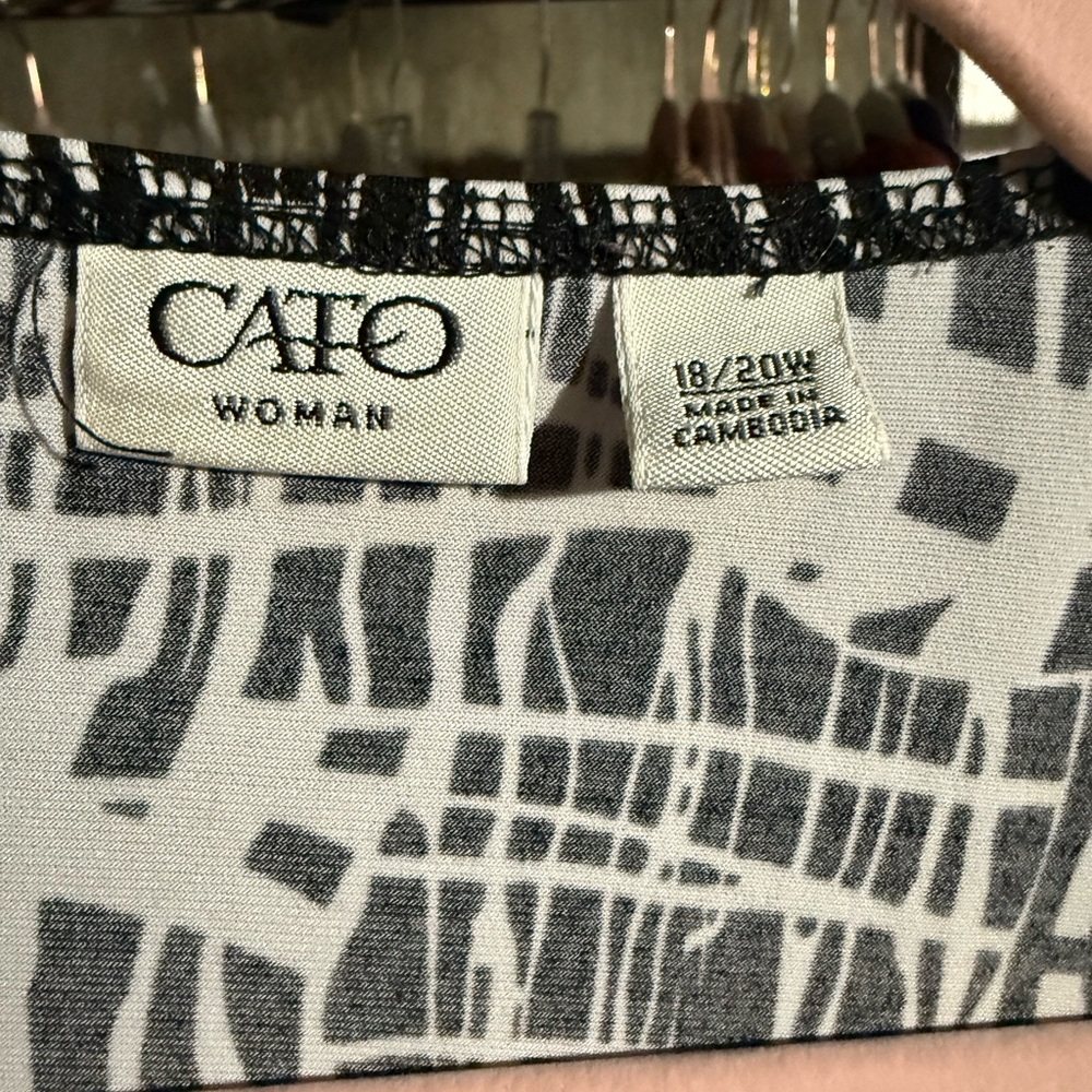 Cato Black and White Abstract Blouse - Picture 2 of 9